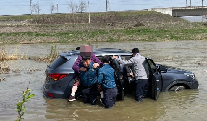 오목천 침수 차량에 고립된 시민 3명 구조 
