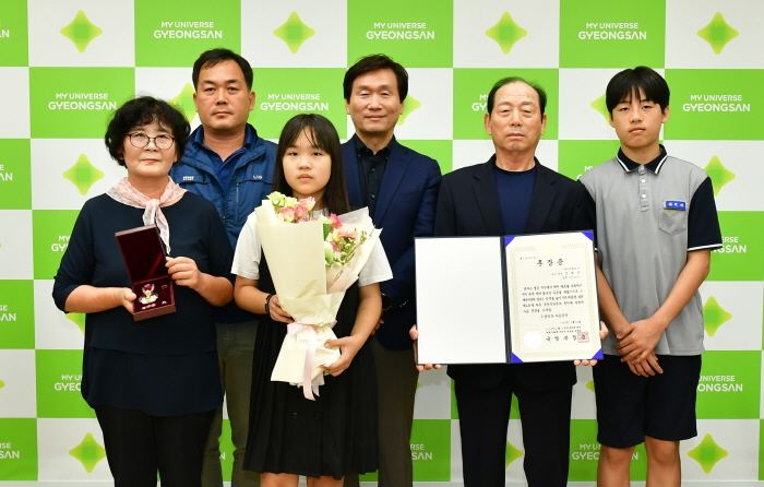 故 김태식 병장 유족에 화랑무공훈장 전수