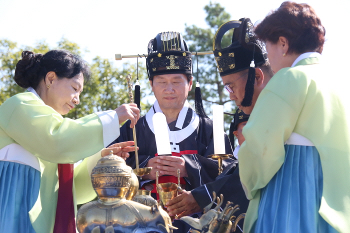 “시민의 풍요와 안녕을 기원합니다!”