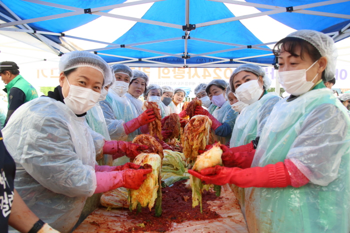 “소외이웃 생각하며 정성으로 버무려요”
