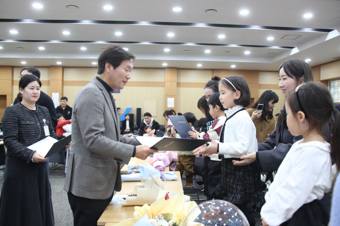 “꼬마 예술가들의 가능성을 응원합니다!”