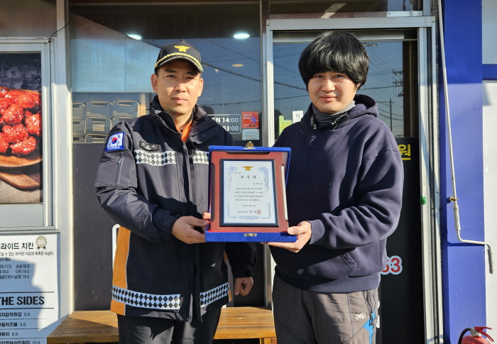 상가 화재 진압 시민 ‘소방서 감사패’ 받아