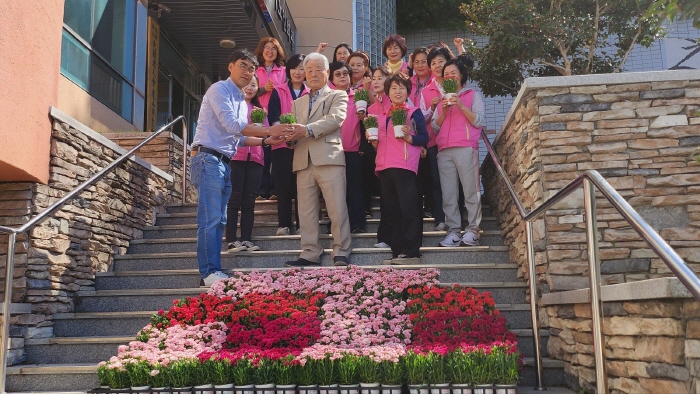 복지사각 어르신들에게 ‘꽃 화분’ 선물