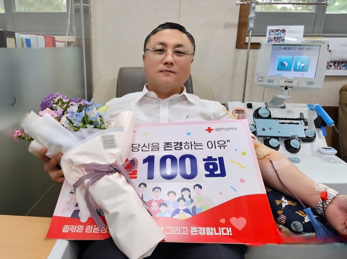 헌혈 100시간으로 ‘명예장’ 받은 김도연 씨