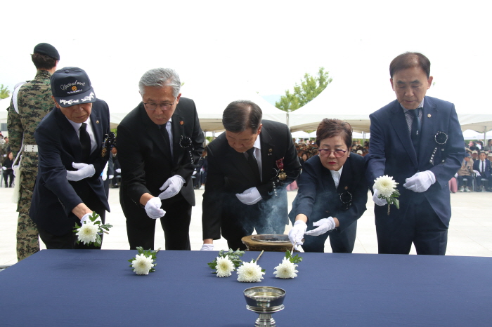 제70회 현충일...“영원히 기억하겠습니다”