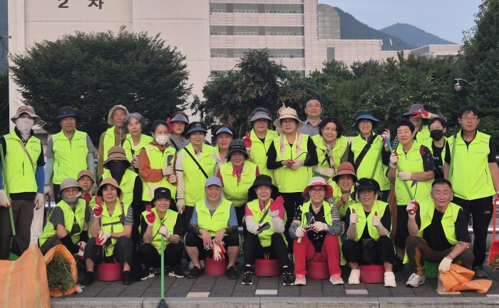 무더위 속 봉사활동에 나선 ‘서부1동 통장들’