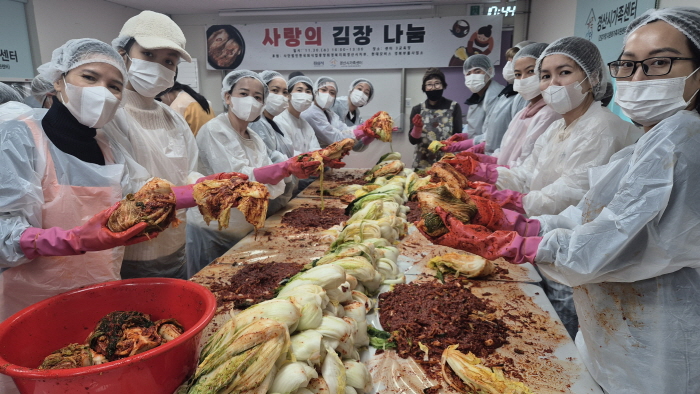 경산시가족센터 ‘온기 나눔’ 김장 봉사 