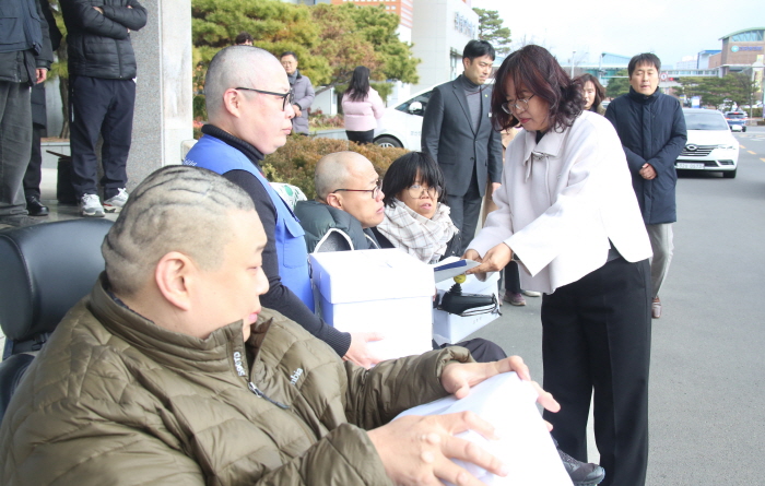 “장애인활동서비스 민간위탁 철회하라”
