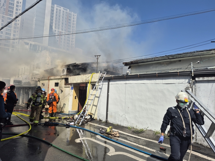 중방동 단독주택 화재...70대 남성 숨져