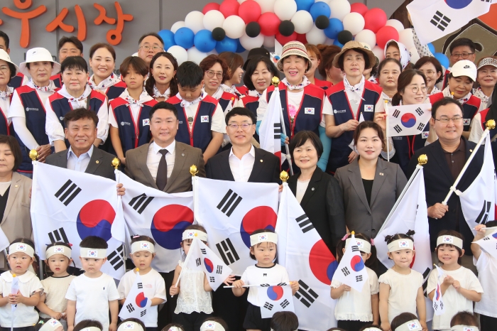 “광복절 앞두고 모두 태극기 달아요!”